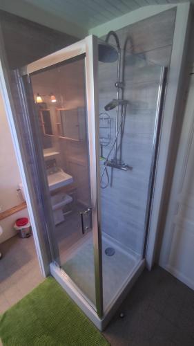 um chuveiro de vidro num quarto com casa de banho em Vernet Jardin em Vernet-les-Bains