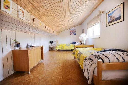1 dormitorio con 1 cama y vestidor en Apartments by the sea Ist - 19193 en Ist