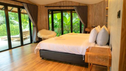 Postel nebo postele na pokoji v ubytování Touch Beachfront Pool Villa Koh Yao Noi