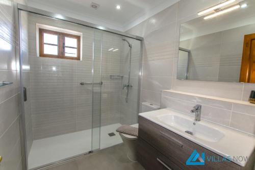 y baño con ducha y lavamanos. en Las Brisas 112 - LH1033 By Villas Now Ltd, en Playa Blanca
