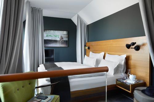 um quarto de hotel com uma cama e um sofá em The Guesthouse Vienna em Viena