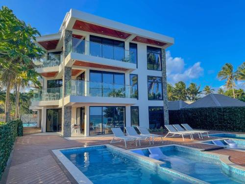 una casa con piscina frente a ella en Maui Palms en Korolevu