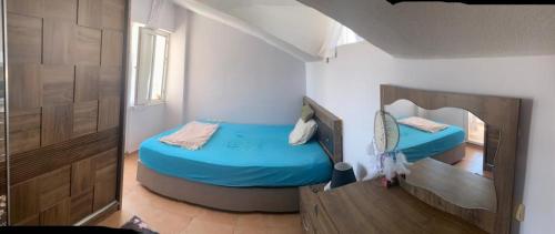 sypialnia z 2 łóżkami pojedynczymi w pokoju w obiekcie Triplex house, near center and sea w mieście Datça