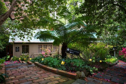 Jardín al aire libre en Linden Gardens Rainforest Retreat