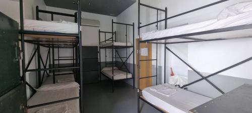 セビリアにあるSEVILLE YOUR WAYのドミトリールーム 二段ベッド計2組のベッド1台分です。