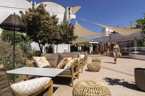 un grupo de sofás y sillas en una acera en Belambra Clubs La Grande Motte - Petite Camargue Presqu'île Du Ponant, en La Grande-Motte