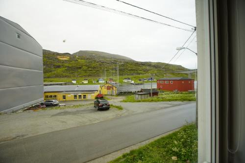 een uitzicht vanuit een raam van een stad met een straat bij Cosy House Strangata in Måsøy
