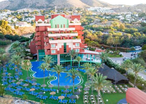 una vista aérea de un complejo con piscina en Holiday World RIWO Hotel., en Benalmádena