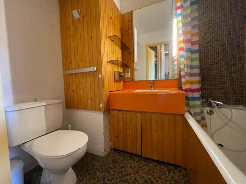 une salle de bain avec toilettes, lavabo et baignoire dans l'établissement Studio 18 m² avec balcon, animaux permis - FR-1-452-236, aux Menuires