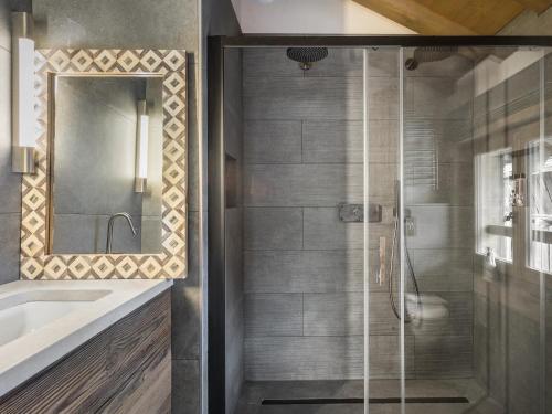 a bathroom with a shower and a sink at Chalet moderne avec jacuzzi et 5 chambres, proche télécabine et ski-bus, Méribel Le Raffort - FR-1-566-14 in Les Allues