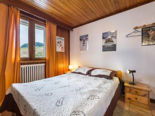 une chambre avec un grand lit et une fenêtre dans l'établissement Appart 3P Courchevel, au pied des pistes, 2 chambres, balcon, pour 6 pers - FR-1-563-24, à Courchevel