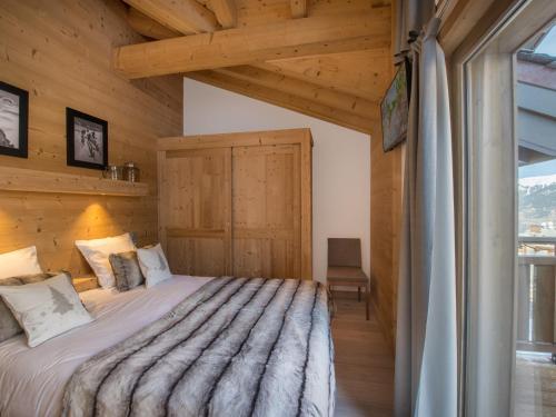 une chambre avec un lit dans une pièce avec une fenêtre dans l'établissement Appartement Duplex 8 pers. au Centre de Courchevel Moriond, à 150m des Pistes - FR-1-563-4, à Courchevel