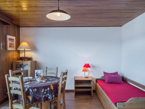 une salle à manger avec une table et un lit dans l'établissement Studio cosy et fonctionnel à Courchevel, accès direct aux pistes - FR-1-563-67, à Courchevel