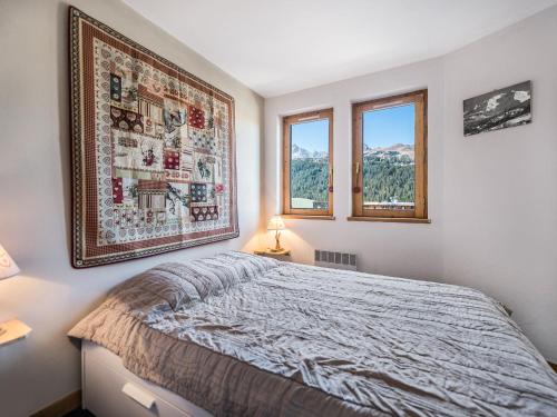 a bedroom with a bed and a picture on the wall at Appartement Courchevel 1650, 2 pièces, 4 personnes - FR-1-563-82 in Courchevel