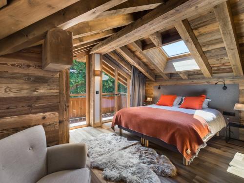 une chambre avec un lit dans une pièce avec des plafonds en bois dans l'établissement Duplex lumineux 5 chambres en-suite, sauna, proche pistes et commerces, Méribel Village - FR-1-566-10, à Les Allues