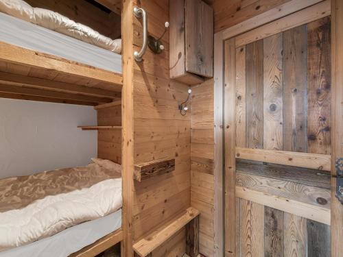 Cette cabane en rondins comprend 2 lits superposés. dans l'établissement Appartement rénové avec cuisine ouverte, balcon et accès direct aux pistes - FR-1-563-19, à Courchevel