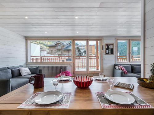 En restaurant eller et andet spisested på Appartement Courchevel 1650, 2 pièces, 6 personnes - FR-1-563-40