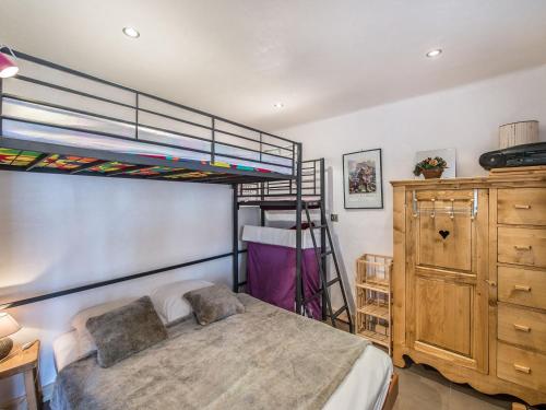 - une chambre avec des lits superposés et une commode dans l'établissement Appartement rénové, ski au pied, en plein centre de Courchevel Moriond - FR-1-563-59, à Courchevel