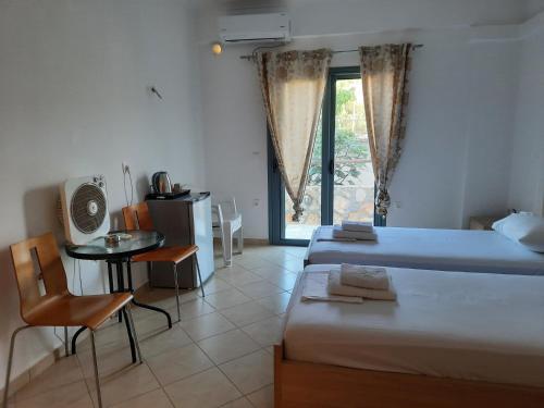 Postel nebo postele na pokoji v ubytování Tasos Rooms