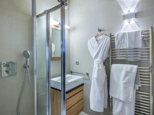 une salle de bain blanche avec un lavabo et une douche dans l'établissement Magnifique Penthouse T5 avec balcons dans Courchevel, Parking et WIFI inclus - FR-1-563-29, à Courchevel