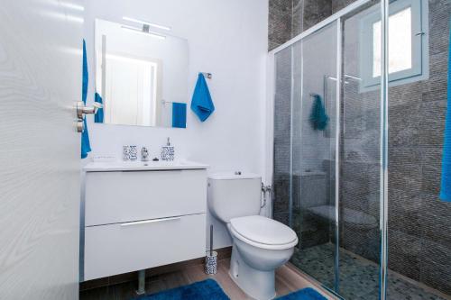 ein weißes Bad mit einem WC und einer Dusche in der Unterkunft Espanatour MADONNA in Torrevieja