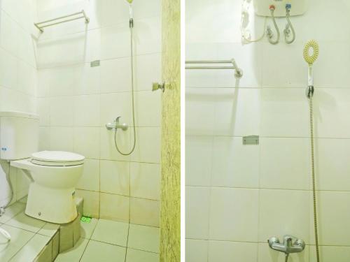 y baño con aseo y ducha. en OYO 90492 Papi Inn Guesthouse en Palangkaraya