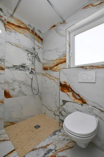 Bilik mandi di City-Hotel Zuffenhausen - Apartments