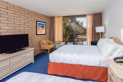 Habitación de hotel con cama y TV de pantalla plana. en Holiday Inn Canyon De Chelly-Chinle, an IHG Hotel, en Chinle