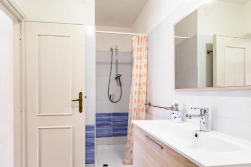 A bathroom at Sea Shell Isola Rossa