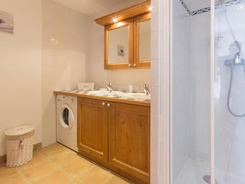 une salle de bain avec un lavabo et une machine à laver dans l'établissement Appartement spacieux et lumineux · Pied des pistes · Parking couvert - FR-1-275-156, à La Rosière