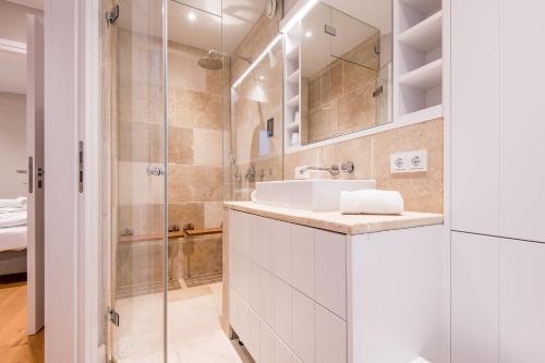 ein Bad mit einem Waschbecken und einer Dusche in der Unterkunft Godi Hüs 30a Smucke Suester in Westerland