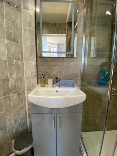 Ένα μπάνιο στο Bournemouth high street - large 3BR in historical house, 4-5 beds - Groups - Contractors - Families up to 7ppl