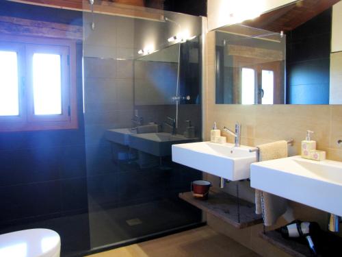 Baño con 2 lavabos y espejo en Sagardikoetxea II, en Oskotz