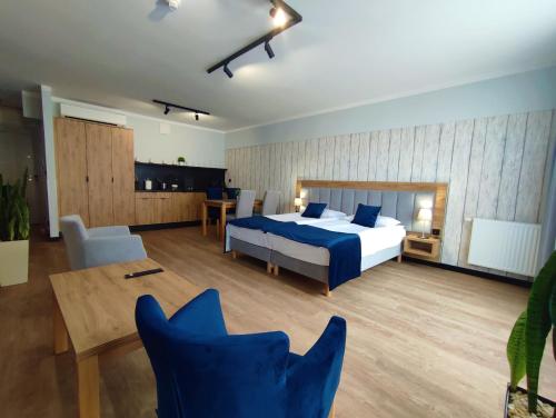 sypialnia z łóżkiem, stołem i krzesłami w obiekcie Apartamenty Wielka Odrzańska Centrum w Szczecinie