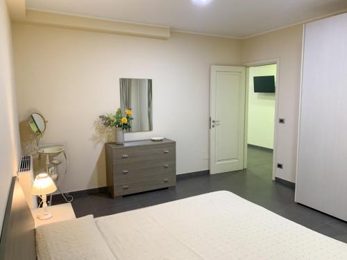 1 dormitorio con 1 cama y vestidor con espejo en Bla Bla B&B, en Taurianova