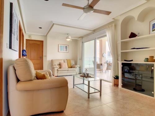 uma sala de estar com um sofá e uma lareira em Cala Azul -7909 em Cabo de Palos