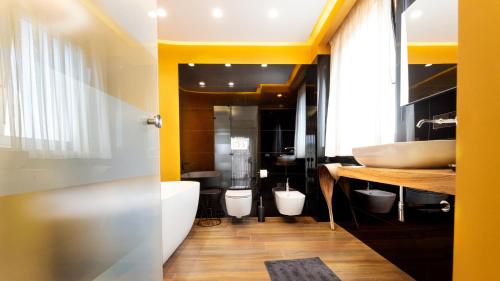 Ванная комната в Zaffiro Lavico rooms Etna nature sea