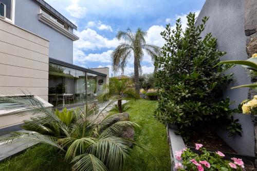 Сад в Zaffiro Lavico rooms Etna nature sea