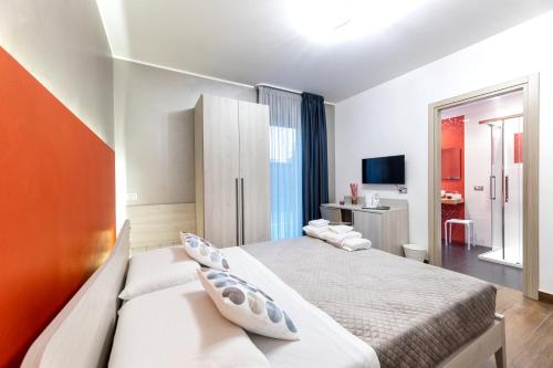 een hotelkamer met 2 bedden en een badkamer bij Zaffiro Lavico rooms Etna nature sea in Acireale