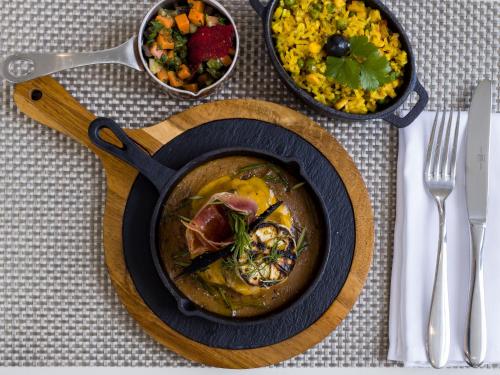 Makanan di atau berdekatan hotel