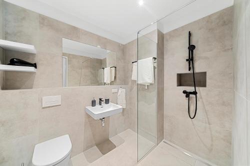 łazienka z prysznicem, toaletą i umywalką w obiekcie VibeStudio 303 - Central - AC - Near Parking w Wiedniu