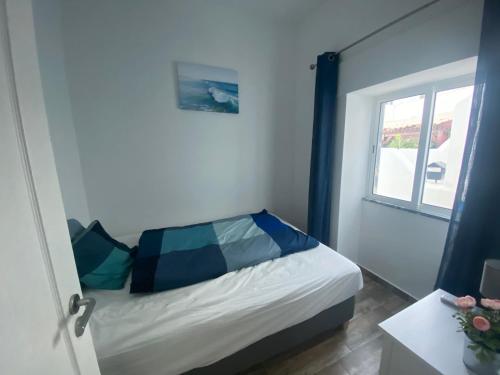 una piccola camera con letto e finestra di Pérola do mar ad Albufeira