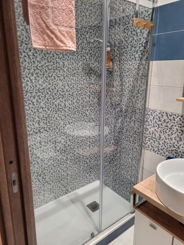 eine Dusche mit Glastür im Bad in der Unterkunft La dimora di Enrico in Catania