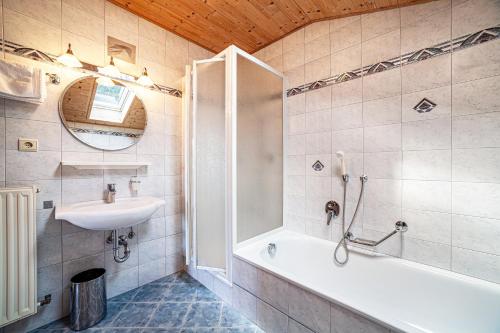 拉貢多的住宿－Rasnerhof Ferienwohnung Panorama，带浴缸、水槽和淋浴的浴室
