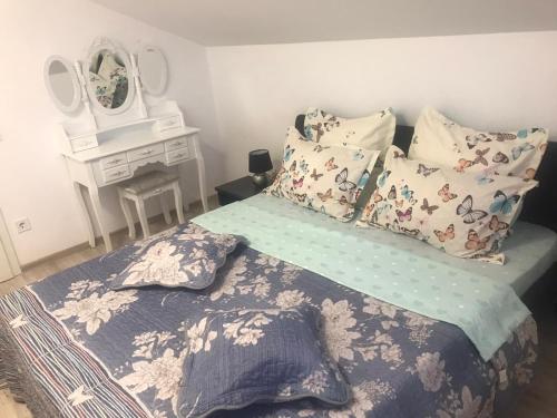 1 dormitorio con cama y mesa con espejo en Apartament Mady & Ary Rasnov, en Râșnov