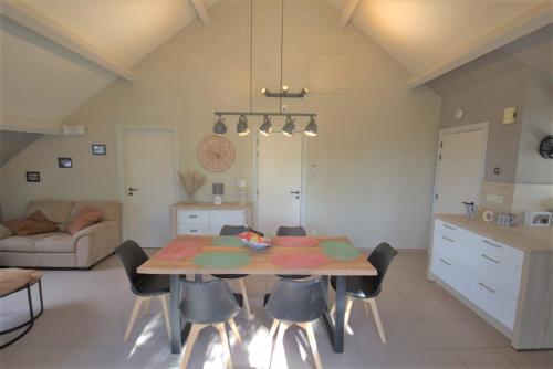 een keuken en eetkamer met een tafel en stoelen bij stay at durbuy in Durbuy