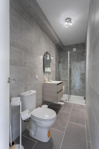 a bathroom with a toilet and a sink at Quinta dos Passarinhos in Nadadouro