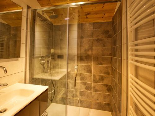 un bagno con doccia e lavandino di Charmant chalet rénové, 10-12 pers, au pied des pistes à Morillon 1100 avec sauna et terrasse! - FR-1-642-5 a Morillon
