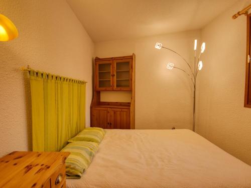 een slaapkamer met een bed en een groen gordijn bij Appartement Morillon 1100, 2 pièces, 6 personnes - FR-1-642-11 in Morillon