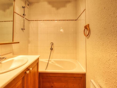 une salle de bain avec une douche, une baignoire et un lavabo dans l'établissement Appartement cosy, 6 pers, skis aux pieds, proche jardin d'enfants - FR-1-642-24, à Morillon
